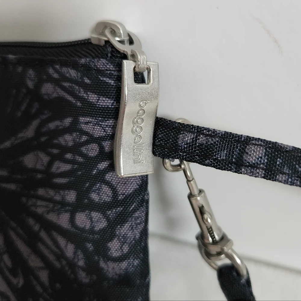 Baggallini Black Onyx Floral Flower RFID Go Phone Wristlet Wallet Clutch